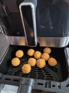 bitterballen in airfryer action