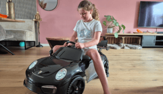 Djalina op de elektrische auto van Action