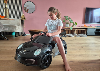 Djalina op de elektrische auto van Action